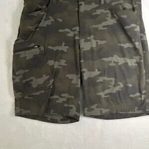 Eddie Bauer green camo cargo shorts Size 38"